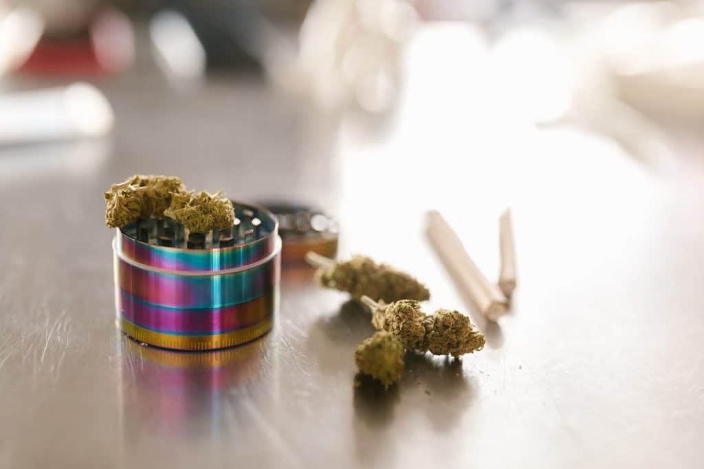 grinder et fleurs de cbd